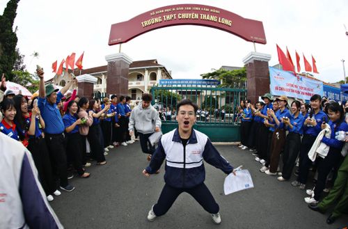 Thí sinh rạng rỡ rời Điểm thi Trường THPT Chuyên Thăng Long