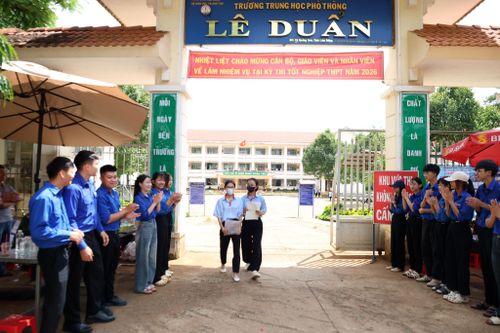 Thí sinh tại Điểm thi Trường THPT Lê Duẩn hoàn thành môn thi đầu tiên