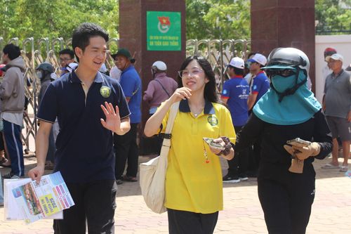 Niềm vui của các thí sinh sau khi hoàn thành bài thi môn Ngữ văn tại điểm Trường THPT Chuyên Trần Hưng Đạo