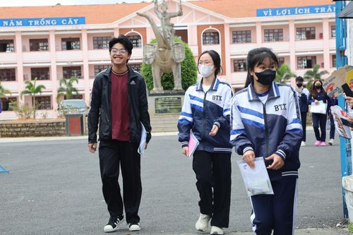 Thí sinh phấn khởi hoàn thành bài thi Ngữ văn sáng nay