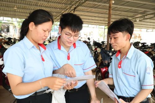 Thí sinh thảo luận đề thi