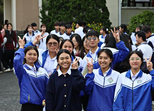 Thí sinh rạng ngời rời phòng thi sáng nay