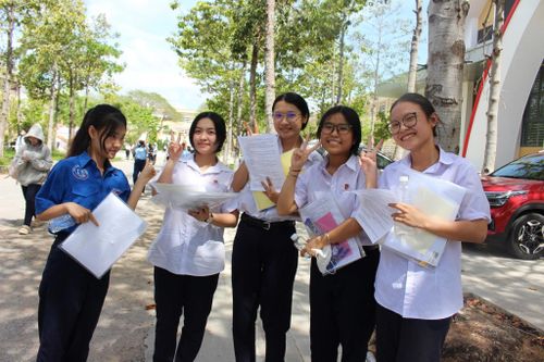 Thí sinh tại Điểm thi Trường THPT Phan Chu Trinh - Phan Thiết phấn khởi hoàn thành môn Ngữ văn