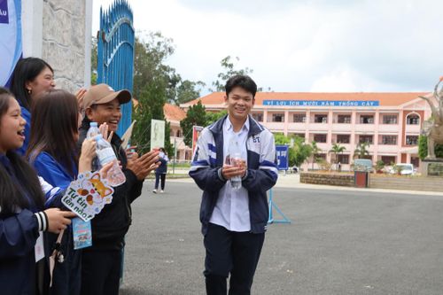 Nhiều thí sinh hoàn thành bài thi rời khỏi phòng thi sớm