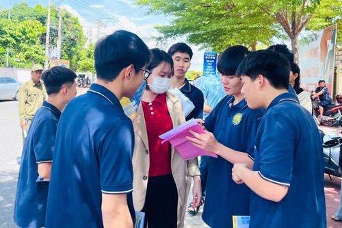 Học sinh thông tin bài làm của mình với cô giáo Lê Ngọc Tuyết, giáo viên Ngữ văn Trường TH, THCS &amp; THPT Lê Quý Đôn