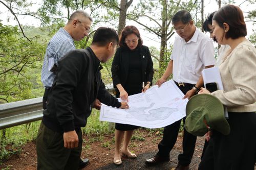 Các thành viên Đoàn giám sát kiểm tra hoạt động liên quan đến diện tích rừng, quy hoạch và xây dựng từ bản đồ đến thực địa