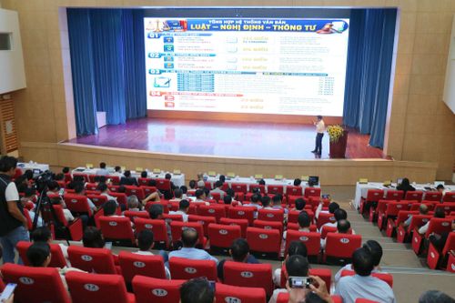 Các đại biểu tham dự hội nghị được báo cáo về những điểm mới của Luật Địa chất và khoáng sản