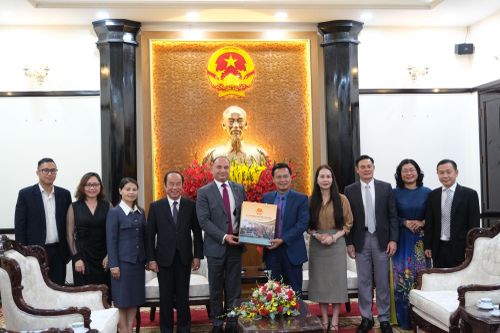 Phó Chủ tịch UBND tỉnh Đinh Văn Tuấn cùng lãnh đạo các sở, ngành tặng quà của tỉnh Lâm Đồng đến Ngài Thamer Mohammed A. Algosaibi, Đại sứ Đặc mệnh toàn quyền Vương quốc Ả Rập Xê Út tại Việt Nam