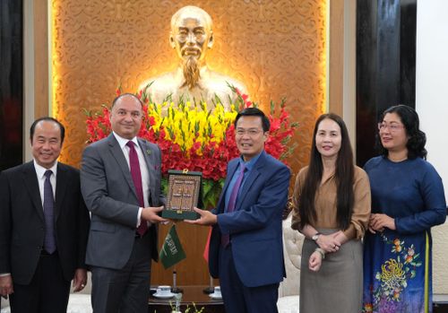 Ngài Thamer Mohammed A. Algosaibi, Đại sứ Đặc mệnh toàn quyền Vương quốc Ả Rập Xê Út tại Việt Nam tặng quà cho lãnh đạo tỉnh Lâm Đồng