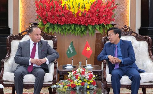 Đồng chí Đinh Văn Tuấn, Tỉnh ủy viên, Phó Chủ tịch UBND tỉnh Lâm Đồng giới thiệu các tiềm năng, thế mạnh của Lâm Đồng đến Ngài Thamer Mohammed A. Algosaibi