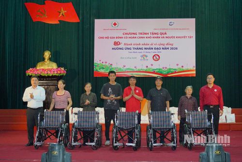 Hội CTĐ tỉnh trao quà cho các hộ gia đình có hoàn cảnh khó khăn và người khuyết tật tại phường Nam Định.