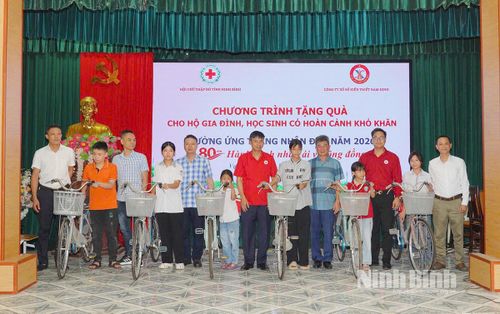 Hội CTĐ tỉnh phối hợp với Công ty Xổ số kiến thiết Nam Định trao quà cho các hộ gia đình, học sinh có hoàn cảnh khó khăn trên địa bàn xã Vạn Thắng.
