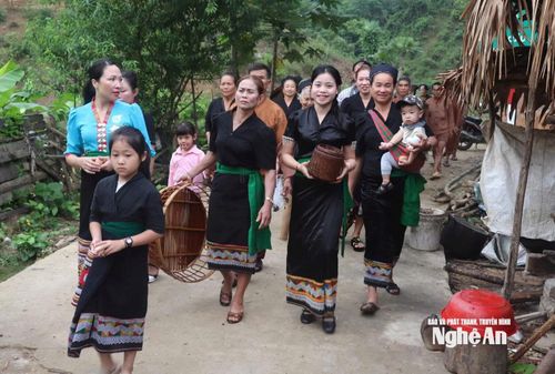 Tác giả (góc phải) cùng đồng bào Ơ Đu mang dụng cụ ra suối để gột rửa cái xui trong Lễ đón tiếng sấm đầu năm mới vừa tổ chức. Ảnh: M.H