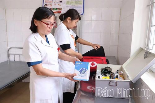 Cán bộ Trạm y tế xã Hy Cương kiểm tra vật tư, thiết bị y tế phục vụ chăm sóc sức khỏe cho người dân.