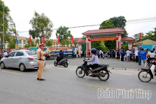 Tại các điểm thi, lực lượng CSGT thực hiện phân luồng, điều tiết xe để đảm bảo các thí sinh đến điểm thi đúng giờ, an toàn.
