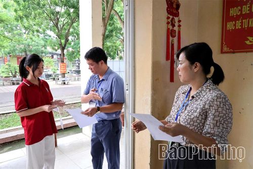 Cán bộ coi thi thực hiện nghiêm túc quy trình đối chiếu, rà soát thông tin cá nhân của thí sinh trước khi cho phép vào phòng thi.