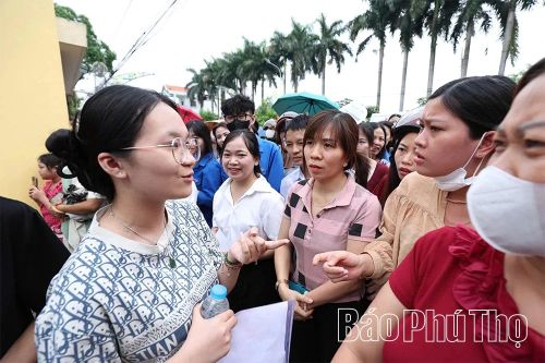 Thí sinh Trường THPT Vũ Thê Lang tự tin sau khi hoàn thành nội dung bài thi môn Ngữ văn.
