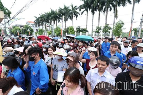Rất đông phụ huynh và tình nguyện viên có mặt tại các điểm thi để tiếp sức cho thí sinh.