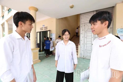 Các thí sinh trò truyện trước giờ thi.