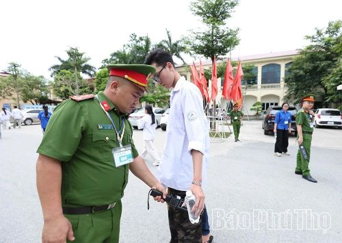 Lực lượng công an thực hiện nhiệm vụ kiểm soát an ninh.