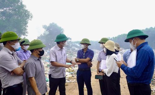 Đồng chí Hoàng Nam, Phó Chủ tịch Thường trực UBND tỉnh cùng đoàn công tác kiểm tra các bãi rác trên địa bàn tỉnh - Ảnh: H.N