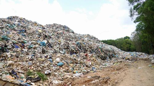Bãi rác Gio Linh luôn trong tình trạng quá tải - Ảnh: H.N
