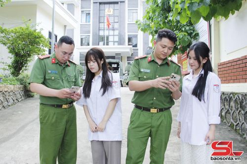 Công an phường Chiềng Sinh hướng dẫn học sinh các tiện ích của ứng dụng VNeID trên điện thoại thông minh.