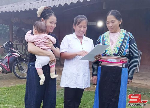 Y sĩ Trạm Y tế xã Xím Vàng tuyên truyền về chăm sóc sức khỏe cho người cao tuổi.