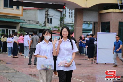 Các thi sinh mang tâm thế thoải mái, tự tin trước khi bước vào phòng thi.