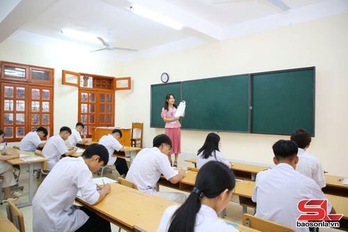 Cán bộ coi thi hướng dẫn thí sinh điền thông tin vào bài thi.