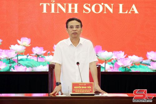 Đồng chí Nguyễn Minh Tiến phát biểu tại cuộc họp.