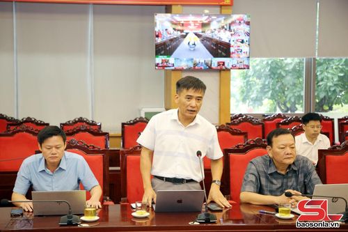 Lãnh đạo Ban Quản lý dự án đầu tư xây dựng các công trình giao thông báo cáo tại cuộc họp.