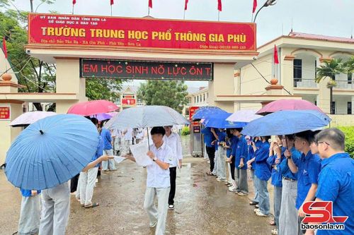 Lực lượng ĐVTN tiếp sức mùa thi tại điểm thi Trường THPT Gia Phù.