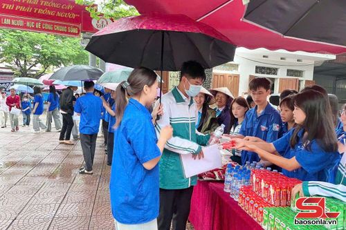 Tình nguyện viên hỗ trợ thí sinh tại Trường THPT Mộc Lỵ, phường Mộc Sơn. Ảnh CTV