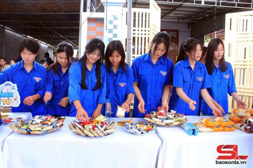 ĐVTN tham gia hỗ trợ tại điểm thi Trường THPT Phù Yên.