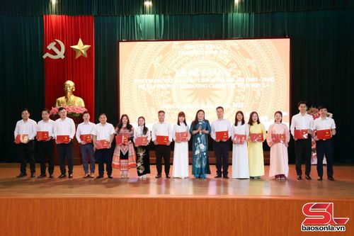 Các học viên nhận bằng tốt nghiệp.