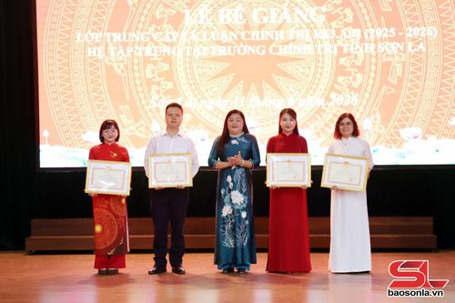 Các học viên được tặng giấy khen có thành tích xuất sắc trong học tập.