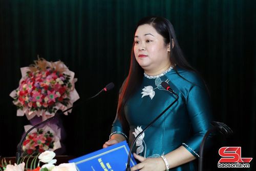 Đồng chí Hiệu trưởng Trường Chính trị tỉnh phát biểu tại lễ bế giảng.