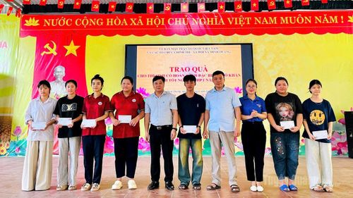 Ủy ban MTTQ và các tổ chức chính trị - xã hội xã Minh Quang tặng quà cho học sinh có hoàn cảnh khó khăn trước Kỳ thi tốt nghiệp THPT năm 2026.