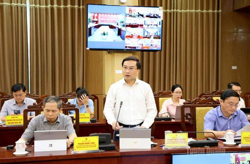 Lãnh đạo Sở Nông nghiệp và Môi trường phát biểu về chuyển đổi cơ cấu cây trồng.