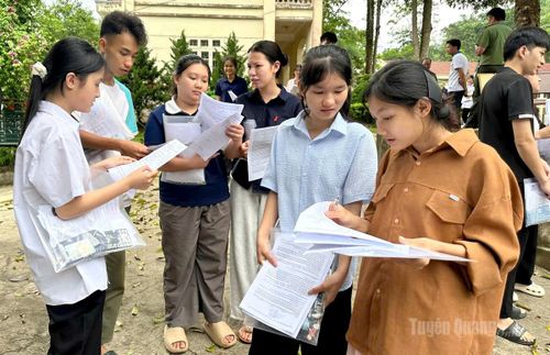 Thí sinh tại điểm thi trường THCS và THPT Thượng Lâm trao đổi kết quả bài thi. Ảnh: Như Quỳnh