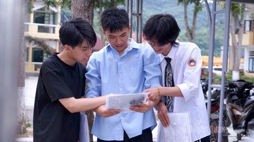 Những thí sinh đầu tiên tại điểm thi Trường THPT Quản Bạ hoàn thành môn thi trong chiều nay. Ảnh: Bang Phúc