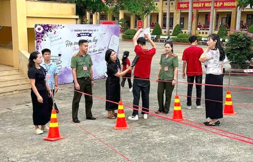 Cán bộ tại điểm thi Trường THPT Sông Lô kiểm tra an ninh trước khi thí sinh vào phòng thi. Ảnh Thùy Lê