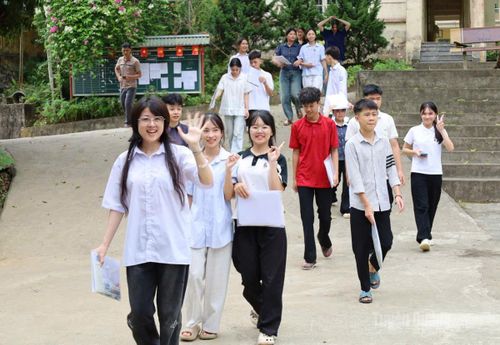 Các thí sinh điểm thi trường THCS và THPT Thượng Lâm phấn khởi sau khi hoàn thành môn thi. Ảnh: Như Quỳnh