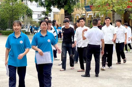 Thí sinh tại điểm thi trường THPT Ỷ La phấn khởi sau khi hoàn thành bài thi. Ảnh: Thúy Nga