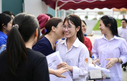 Niềm vui của gia đình sau khi thí sinh hoàn thành bài thi. Ảnh Quốc Việt