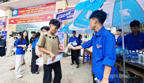 Lực lượng thanh niên tình nguyện tiếp nước cho thí sinh đã hoàn thành bài thi tại điểm thi Trường THPT Mèo Vạc. Ảnh: Trần Kế