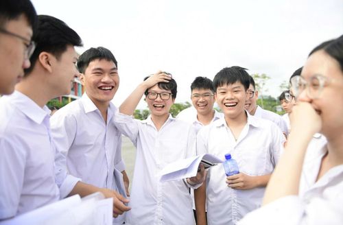 Niềm vui của thí sinh sau khi hoàn thành bài thi. Ảnh Quốc Việt