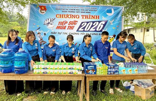 Đoàn viên, thanh niên chuẩn bị đồ ăn nhẹ cho các thí sinh dự thi buổi chiều tại điểm thi trường THPT Đầm Hồng. Ảnh: Thu Trang