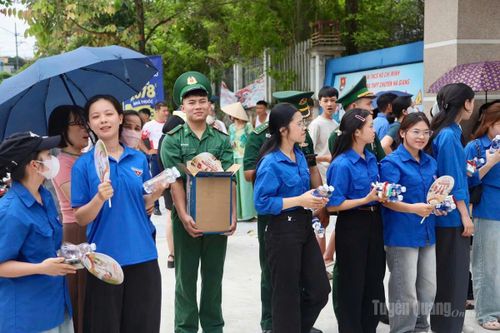 Các lực lượng tình nguyện tham gia hỗ trợ thí sinh tại điểm thi Trường THPT Chuyên Hà Giang. Ảnh: Khánh Huyền